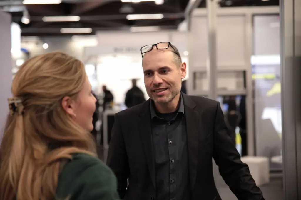 Wilfried Lepuschitz, one of the co-founders of bee produced, talks to an Embedded World trade fair visitor.